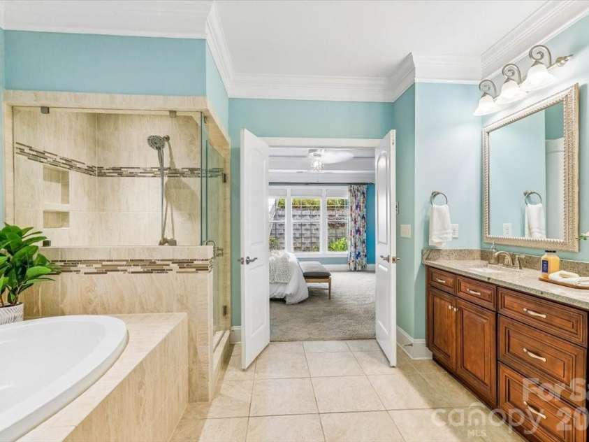 5125 Pansley Drive, Charlotte, NC 28226.  MLS# CAR4401320, YatesRealty ID 38705. Primary bathroom