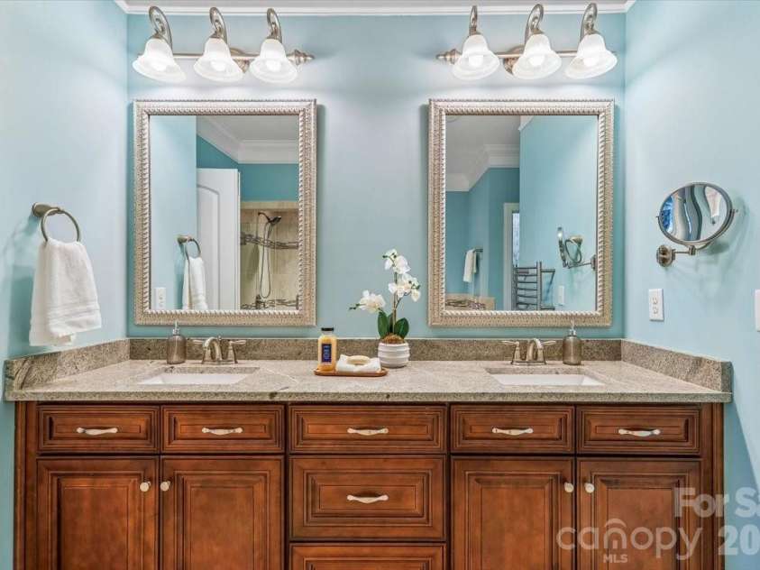 5125 Pansley Drive, Charlotte, NC 28226.  MLS# CAR4401320, YatesRealty ID 38705. Primary bathroom