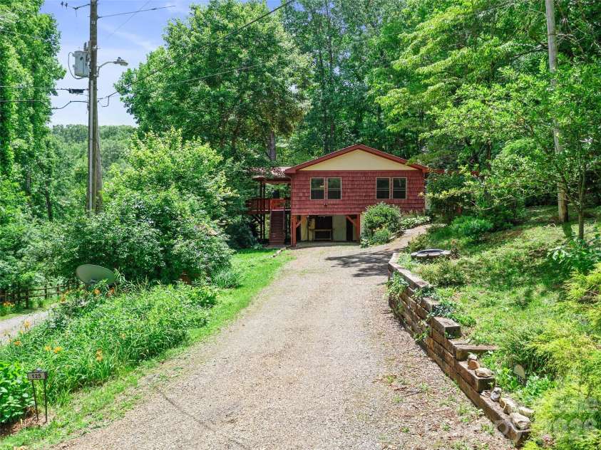 125 Heartland Lane, Burnsville, NC 28714.  MLS# CAR4273356, YatesRealty ID 3871. Driveway with landscaping on both sides!