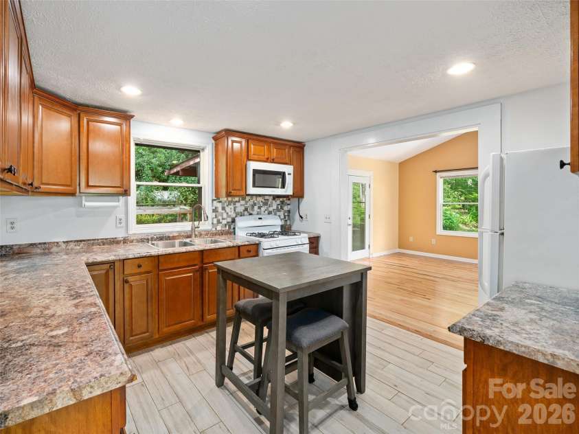 125 Heartland Lane, Burnsville, NC 28714.  MLS# CAR4273356, YatesRealty ID 3871. Nice tasteful kitchen with moveable island