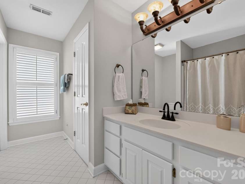 516 Shelton Street, Charlotte, NC 28270.  MLS# CAR4396576, YatesRealty ID 38712. Full bath on upper level with extra closet space