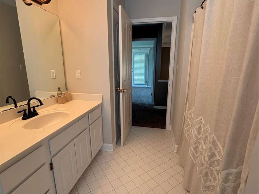 516 Shelton Street, Charlotte, NC 28270.  MLS# CAR4396576, YatesRealty ID 38712. Full Hall bath