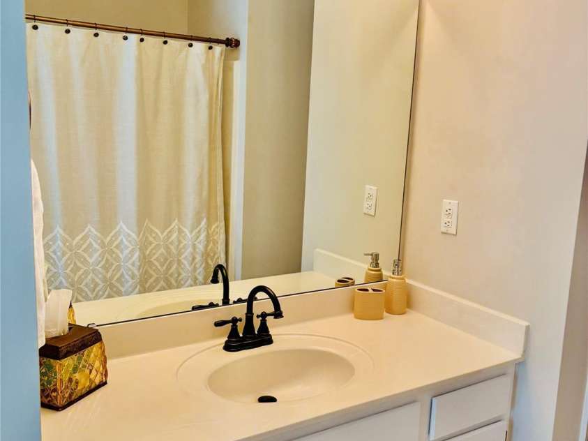 516 Shelton Street, Charlotte, NC 28270.  MLS# CAR4396576, YatesRealty ID 38712. Hall Bath