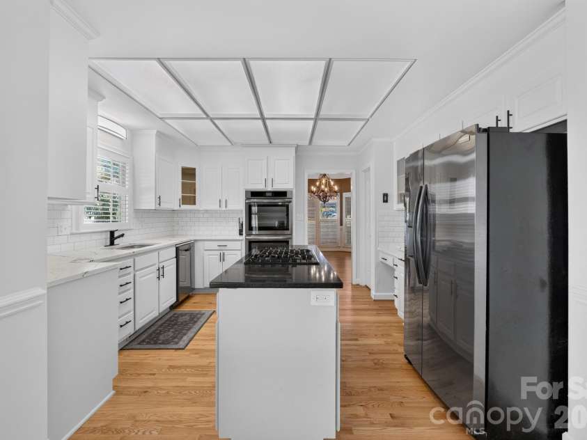 516 Shelton Street, Charlotte, NC 28270.  MLS# CAR4396576, YatesRealty ID 38712. Kitchen