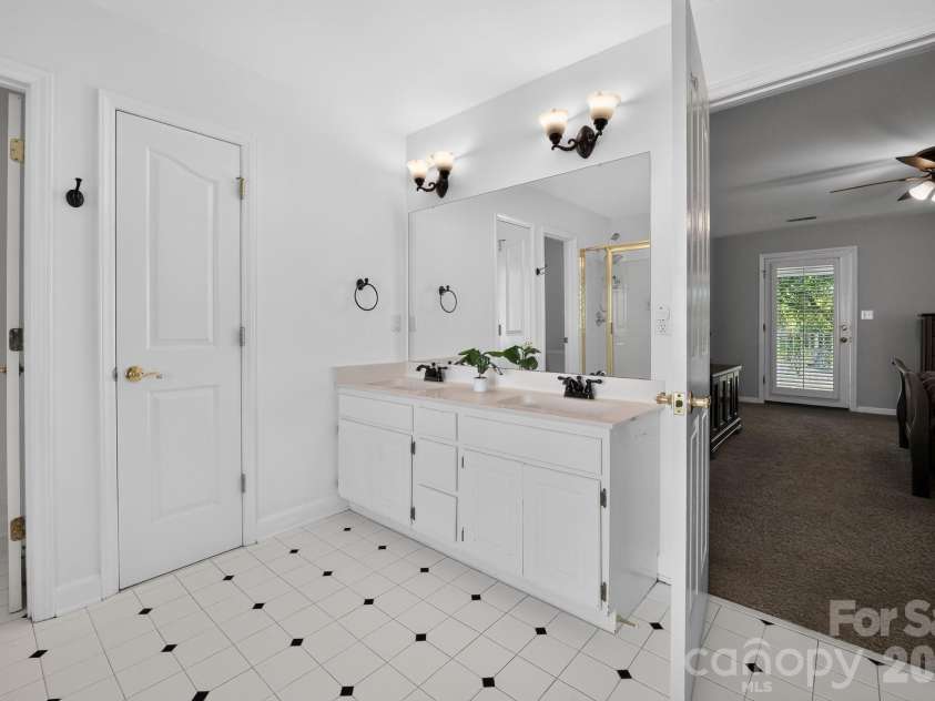 516 Shelton Street, Charlotte, NC 28270.  MLS# CAR4396576, YatesRealty ID 38712. Master bath