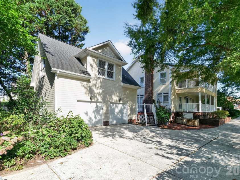 516 Shelton Street, Charlotte, NC 28270.  MLS# CAR4396576, YatesRealty ID 38712. Side entry garage
