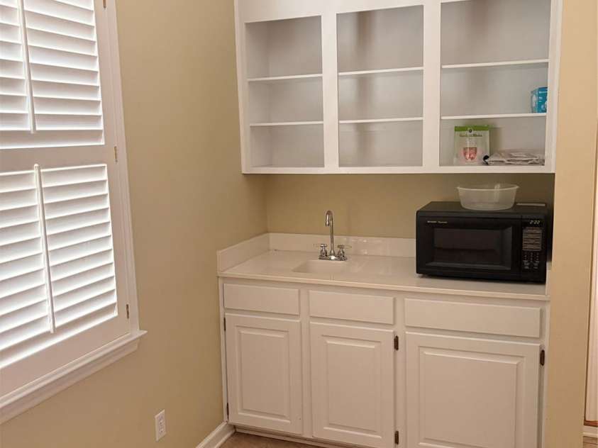 516 Shelton Street, Charlotte, NC 28270.  MLS# CAR4396576, YatesRealty ID 38712. Sunroom/mudroom with tiled floor