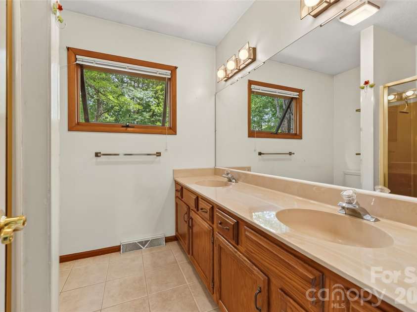 109 Usdasdi Drive, Brevard, NC 28712.  MLS# CAR4405898, YatesRealty ID 38717. Original primary bathroom