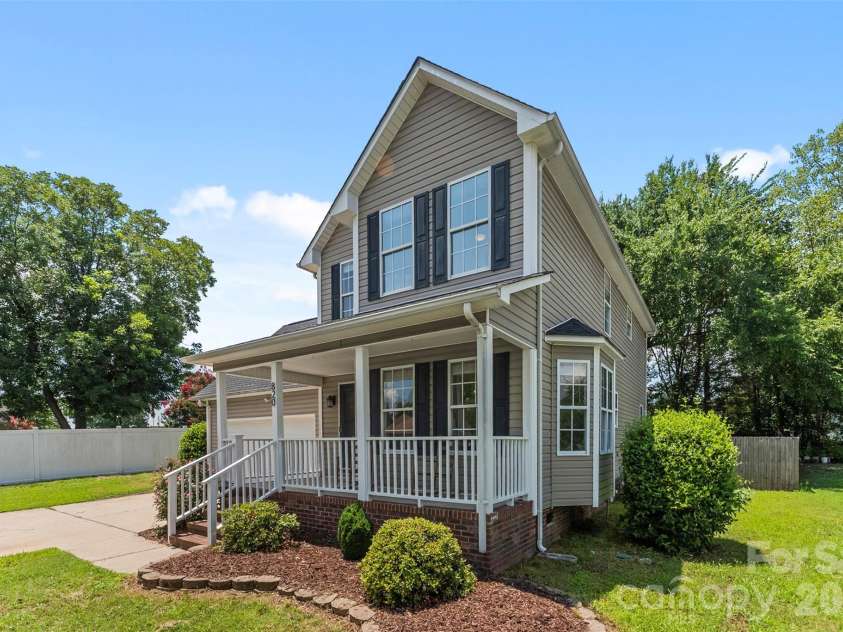 820 Saint Andrews Place, Concord, NC 28025.  MLS# CAR4399325, YatesRealty ID 38719. 