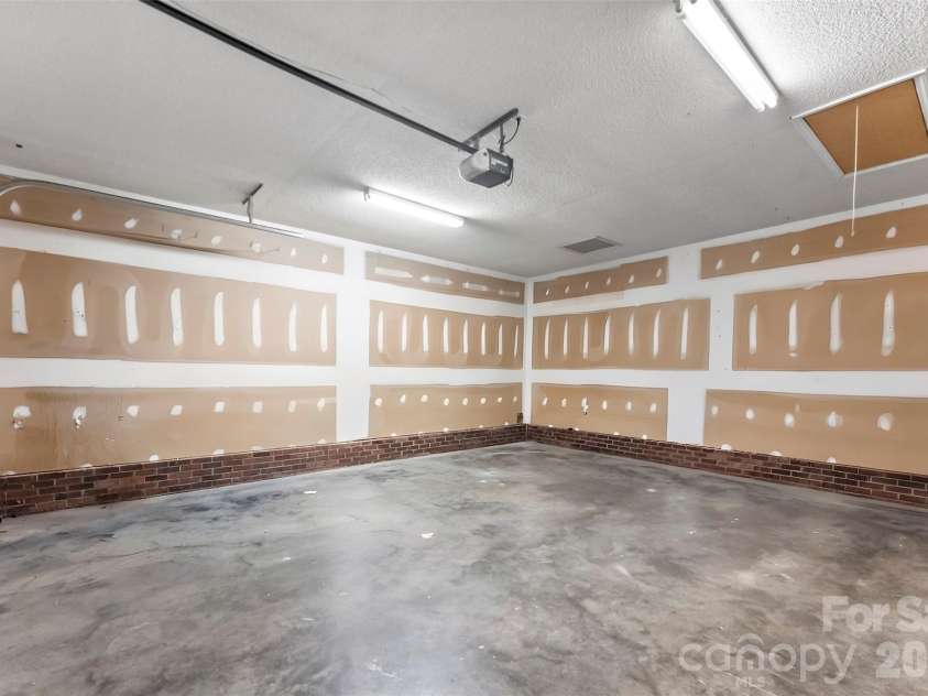 820 Saint Andrews Place, Concord, NC 28025.  MLS# CAR4399325, YatesRealty ID 38719. 