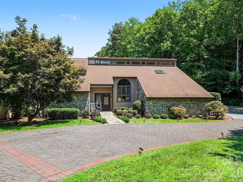 4444 3rd Street Lane, Hickory, NC 28601.  MLS# CAR4396385, YatesRealty ID 38736. 