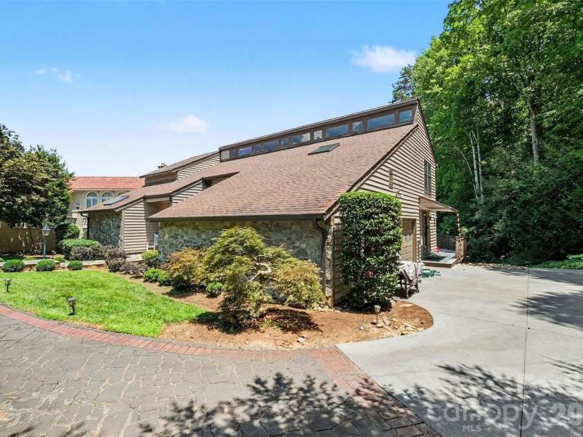 4444 3rd Street Lane, Hickory, NC 28601.  MLS# CAR4396385, YatesRealty ID 38736. 