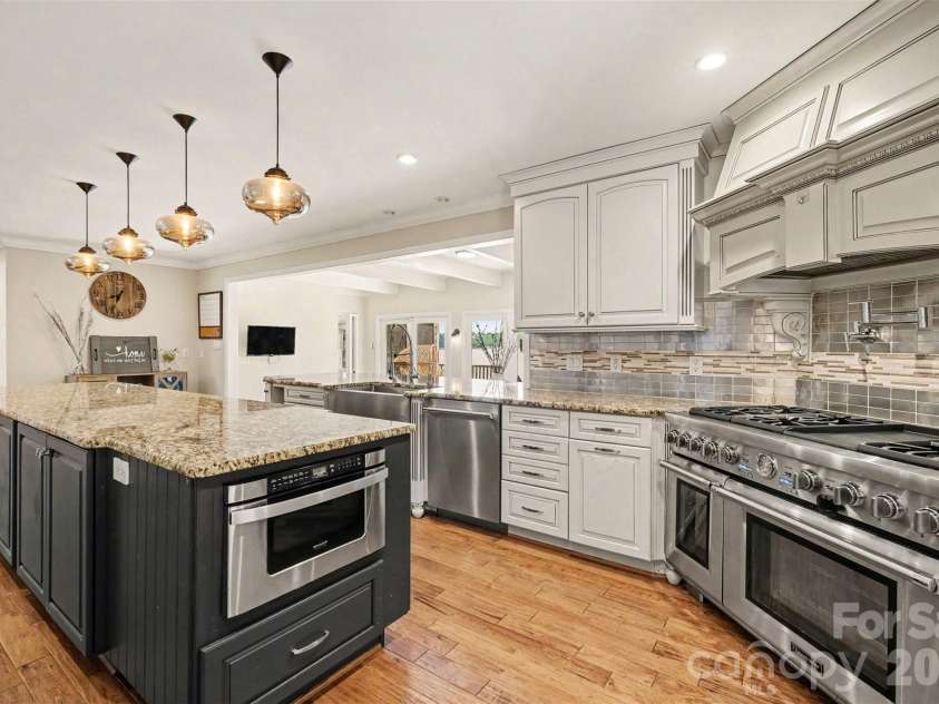 4444 3rd Street Lane, Hickory, NC 28601.  MLS# CAR4396385, YatesRealty ID 38736. 