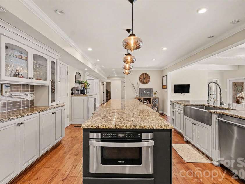 4444 3rd Street Lane, Hickory, NC 28601.  MLS# CAR4396385, YatesRealty ID 38736. 