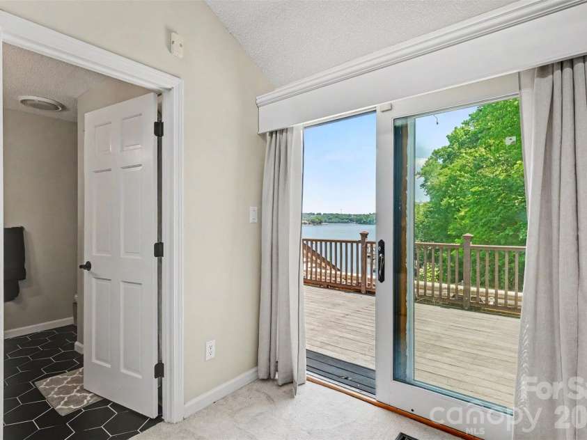 4444 3rd Street Lane, Hickory, NC 28601.  MLS# CAR4396385, YatesRealty ID 38736. 