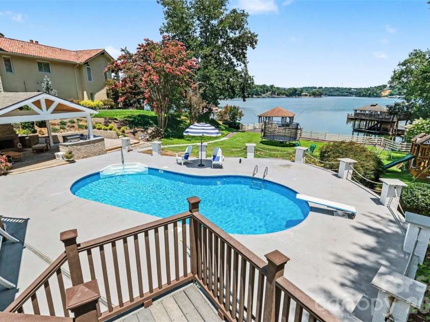 4444 3rd Street Lane, Hickory, NC 28601.  MLS# CAR4396385, YatesRealty ID 38736. 