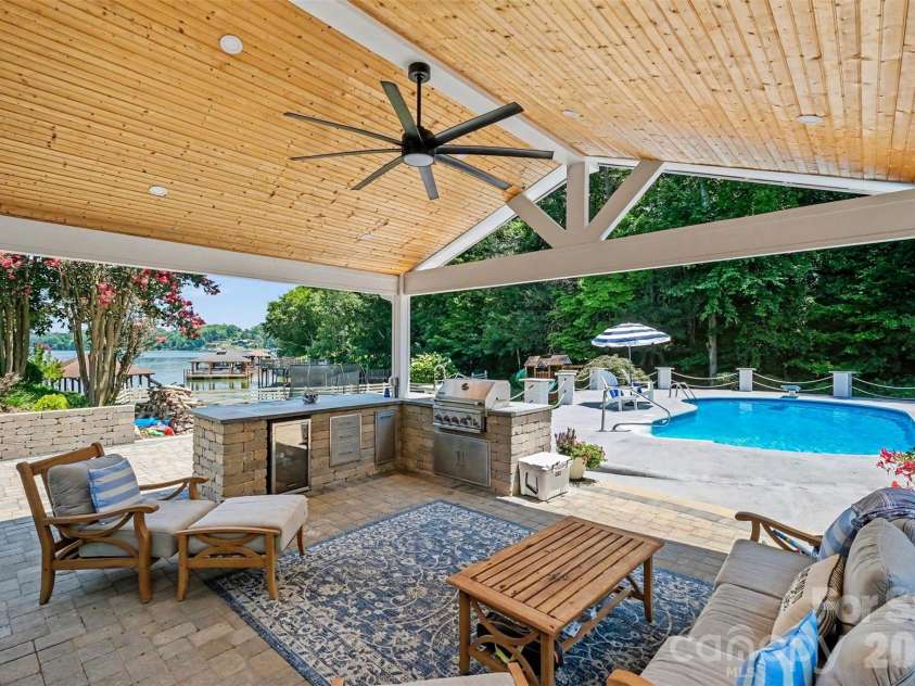 4444 3rd Street Lane, Hickory, NC 28601.  MLS# CAR4396385, YatesRealty ID 38736. 