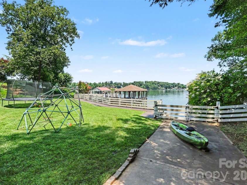 4444 3rd Street Lane, Hickory, NC 28601.  MLS# CAR4396385, YatesRealty ID 38736. 