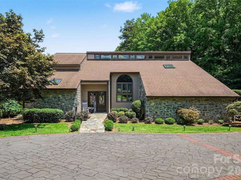 4444 3rd Street Lane, Hickory, NC 28601.  MLS# CAR4396385, YatesRealty ID 38736. 