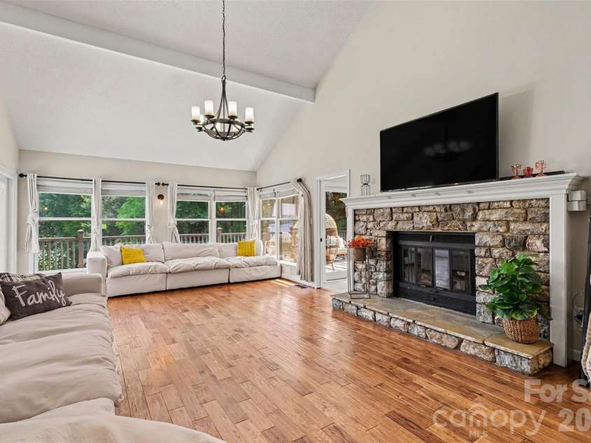 4444 3rd Street Lane, Hickory, NC 28601.  MLS# CAR4396385, YatesRealty ID 38736. 