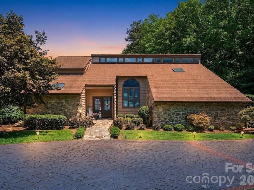 4444 3rd Street Lane, Hickory, NC 28601.  MLS# CAR4396385, YatesRealty ID 38736. Virtually edited