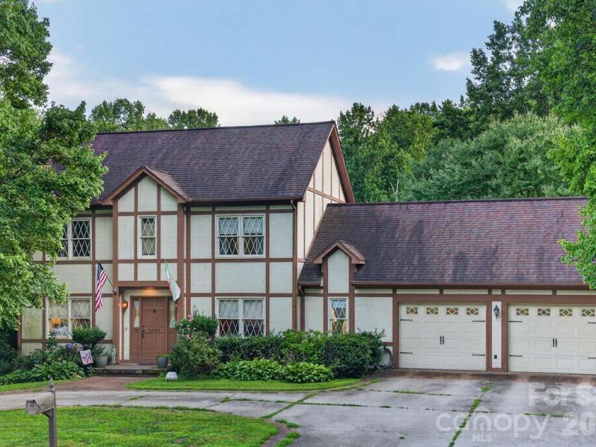 1001 Plantation Drive, Lenoir, NC 28645.  MLS# CAR4405455, YatesRealty ID 38738. 