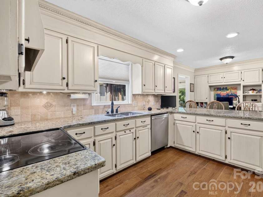 1001 Plantation Drive, Lenoir, NC 28645.  MLS# CAR4405455, YatesRealty ID 38738. 