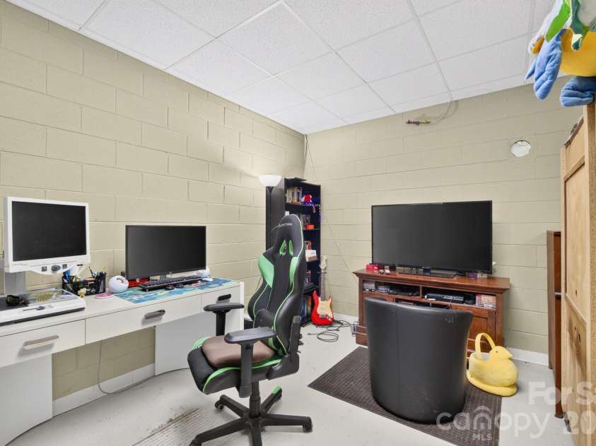1001 Plantation Drive, Lenoir, NC 28645.  MLS# CAR4405455, YatesRealty ID 38738. 