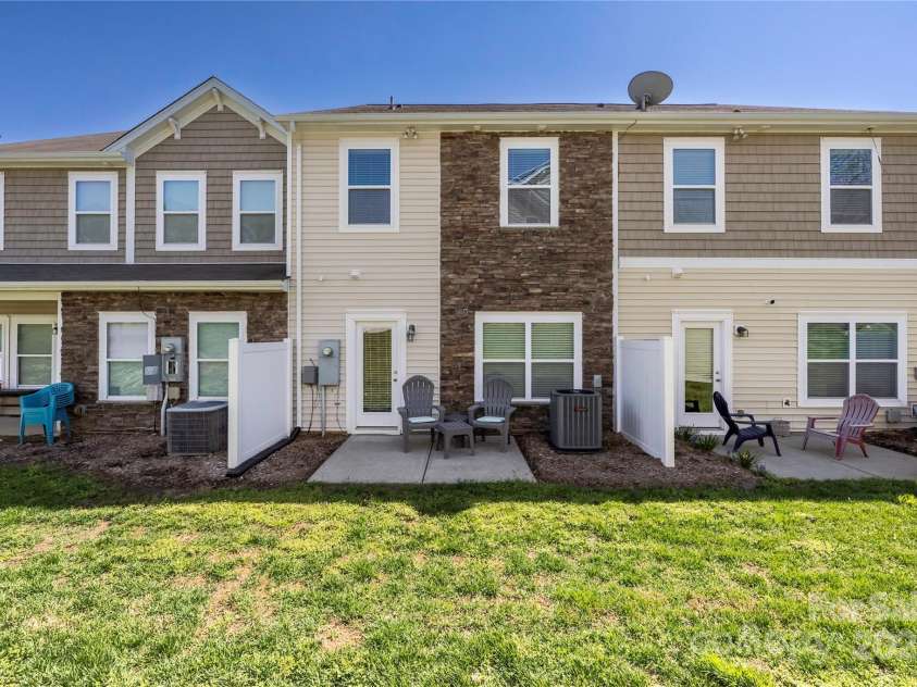 4644 Craigmoss Lane, Charlotte, NC 28278.  MLS# CAR4240077, YatesRealty ID 3874. 