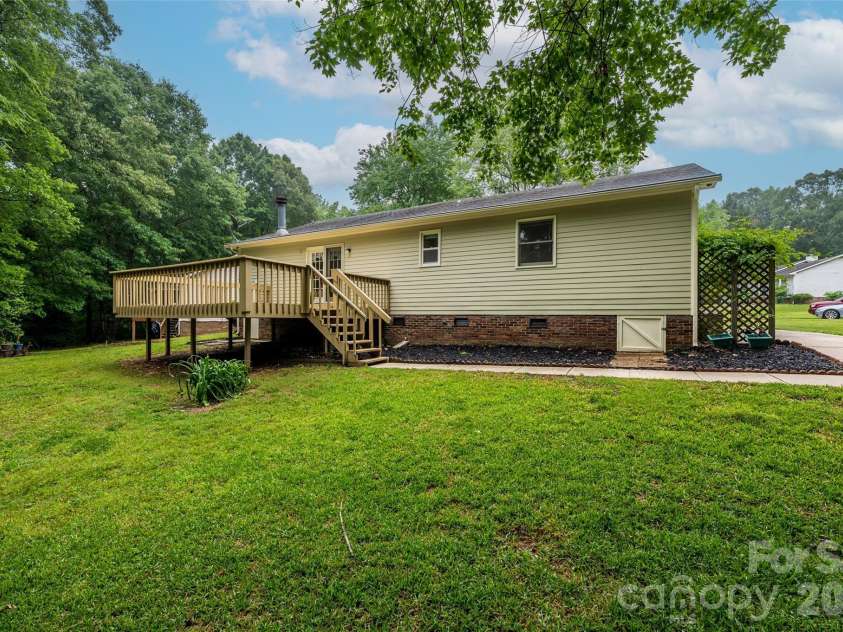6060 Acadian Woods Drive, Charlotte, NC 28227.  MLS# CAR4385264, YatesRealty ID 38740. 