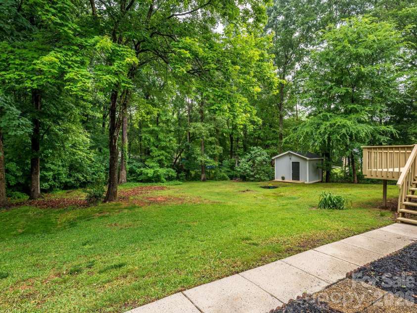 6060 Acadian Woods Drive, Charlotte, NC 28227.  MLS# CAR4385264, YatesRealty ID 38740. Deep Back Yard