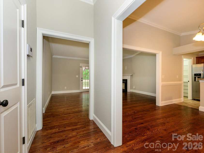 6060 Acadian Woods Drive, Charlotte, NC 28227.  MLS# CAR4385264, YatesRealty ID 38740. Entryway flows into Dining area/Kitchen
