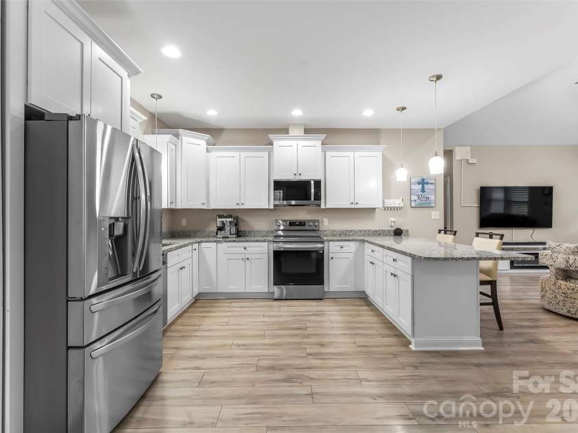 1640 Farmington Hills Drive, Conover, NC 28613.  MLS# CAR4399890, YatesRealty ID 38748. Bright Kitchen