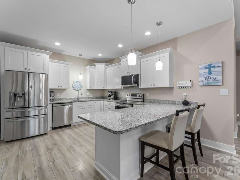1640 Farmington Hills Drive, Conover, NC 28613.  MLS# CAR4399890, YatesRealty ID 38748. Open Concept Kitchen