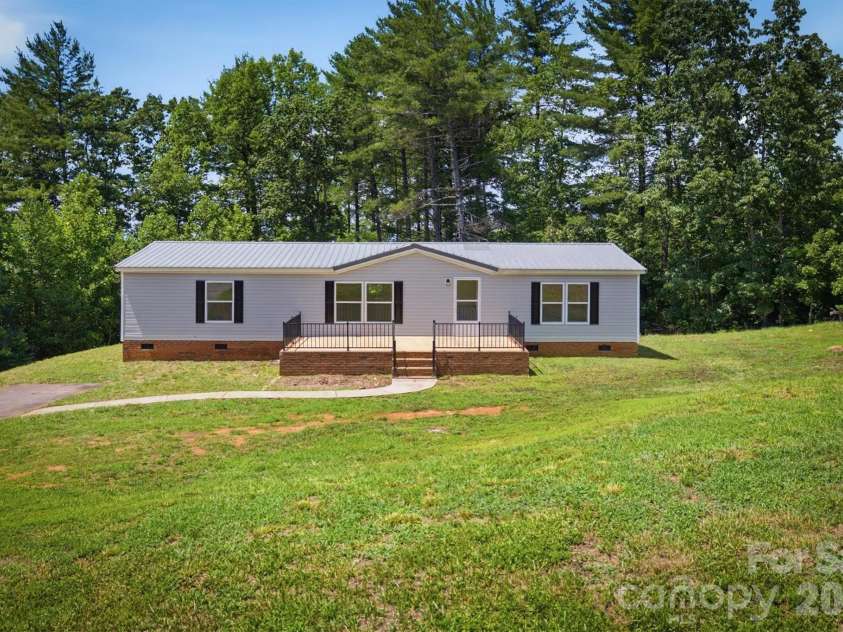 2688 Kite Drive, Lenoir, NC 28645.  MLS# CAR4402263, YatesRealty ID 38749. 