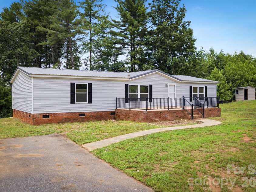2688 Kite Drive, Lenoir, NC 28645.  MLS# CAR4402263, YatesRealty ID 38749. 