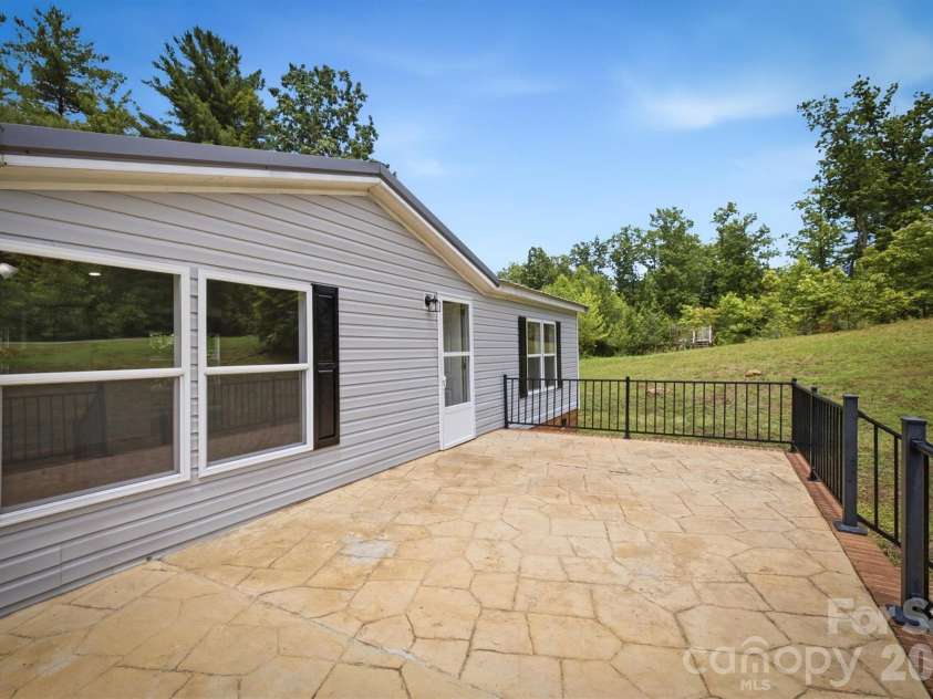 2688 Kite Drive, Lenoir, NC 28645.  MLS# CAR4402263, YatesRealty ID 38749. 