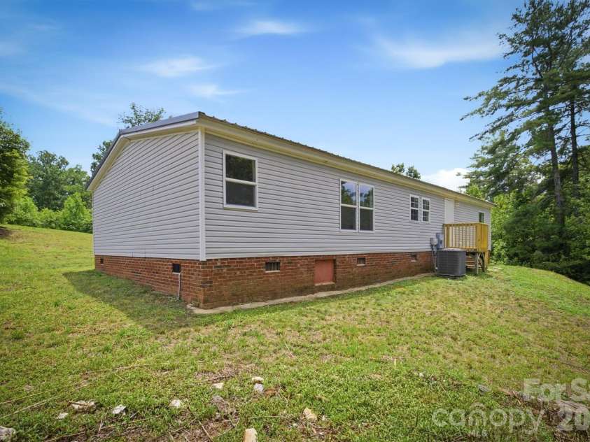 2688 Kite Drive, Lenoir, NC 28645.  MLS# CAR4402263, YatesRealty ID 38749. 