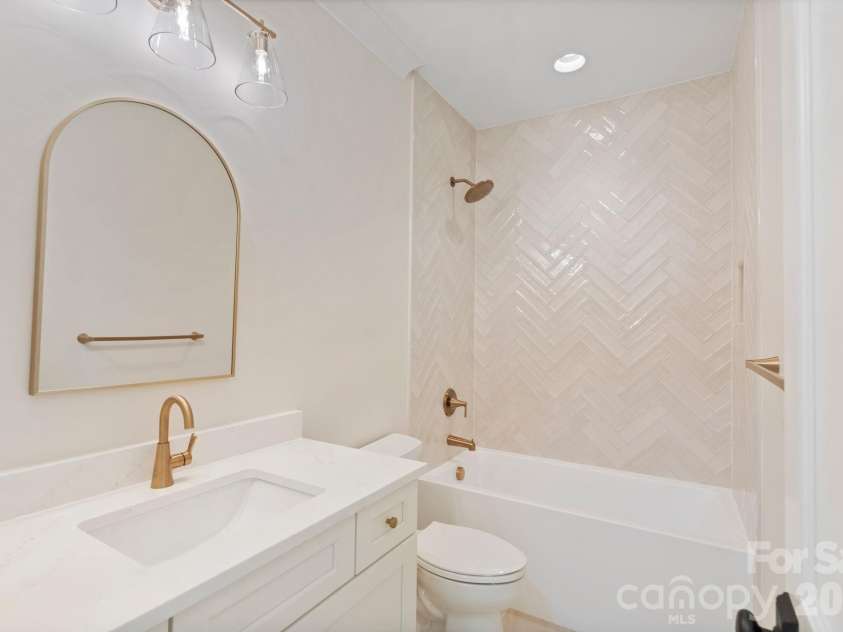 8022 Gulf Creek Road, Lancaster, SC 29720.  MLS# CAR4403742, YatesRealty ID 38755. Upstairs Full Bathroom