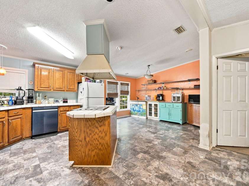 1062 Bayneswood Lane, Fort Mill, SC 29707.  MLS# CAR4386389, YatesRealty ID 38756. Large kitchen