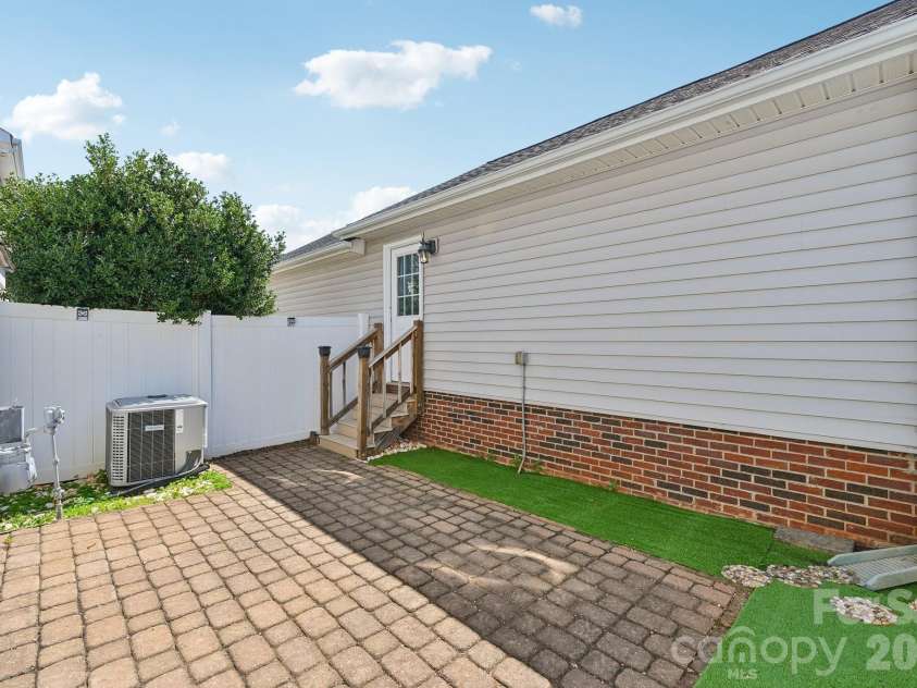 20524 Harbor View Drive, Cornelius, NC 28031.  MLS# CAR4400251, YatesRealty ID 38757. 