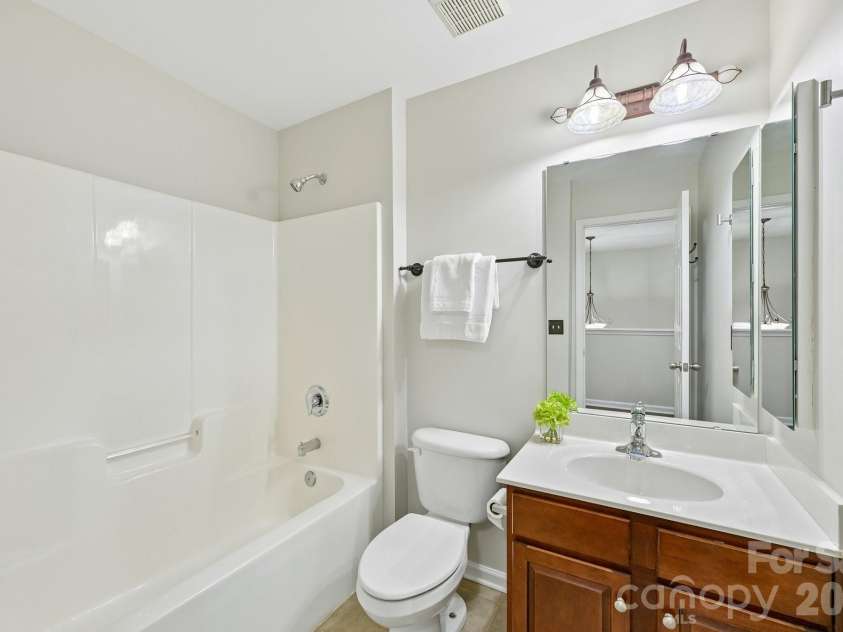 20524 Harbor View Drive, Cornelius, NC 28031.  MLS# CAR4400251, YatesRealty ID 38757. Hall Bath