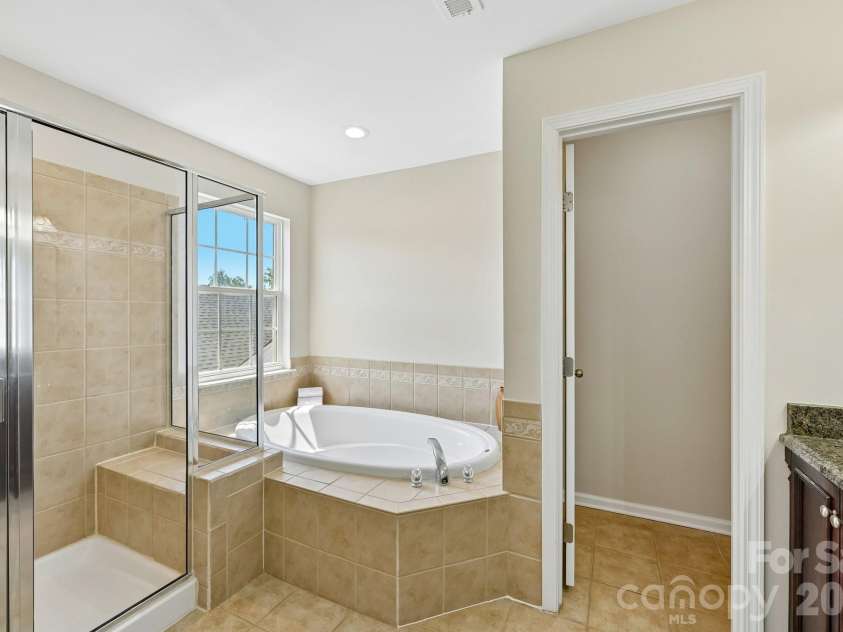 20524 Harbor View Drive, Cornelius, NC 28031.  MLS# CAR4400251, YatesRealty ID 38757. Primary Bath