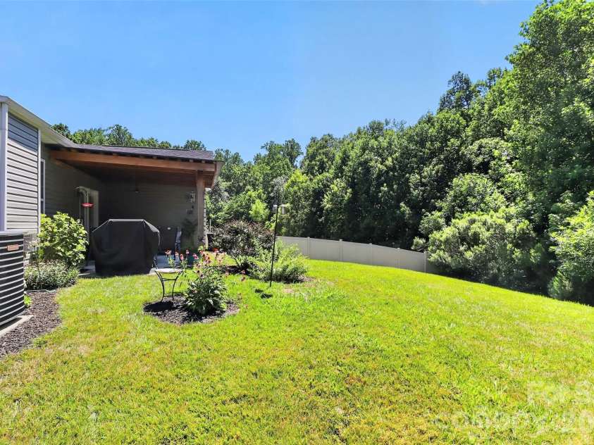 12823 Plumleaf Drive, Charlotte, NC 28213.  MLS# CAR4403899, YatesRealty ID 38759. 