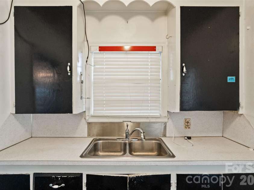 1211 Woodland Drive, Charlotte, NC 28205.  MLS# CAR4432066, YatesRealty ID 38760. 