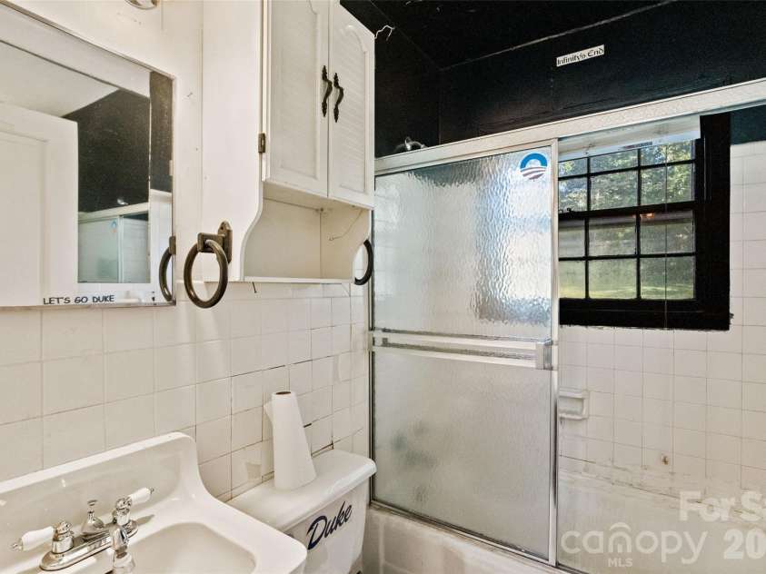 1211 Woodland Drive, Charlotte, NC 28205.  MLS# CAR4432066, YatesRealty ID 38760. 