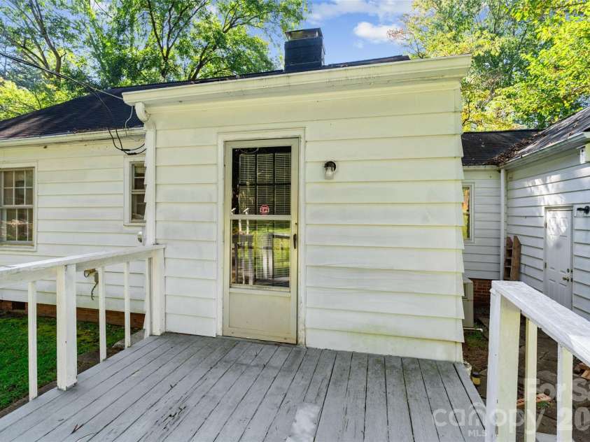 1211 Woodland Drive, Charlotte, NC 28205.  MLS# CAR4432066, YatesRealty ID 38760. 