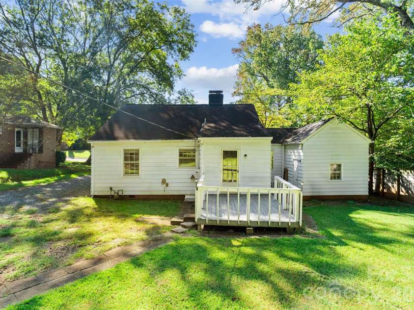 1211 Woodland Drive, Charlotte, NC 28205.  MLS# CAR4432066, YatesRealty ID 38760. 