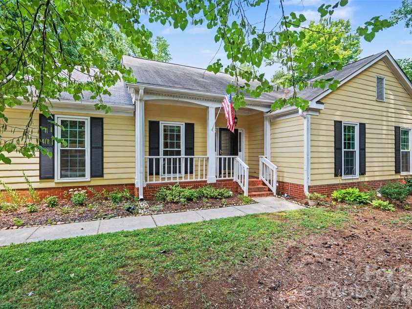 4300 Saxonbury Way, Charlotte, NC 28269.  MLS# CAR4384214, YatesRealty ID 38772. 