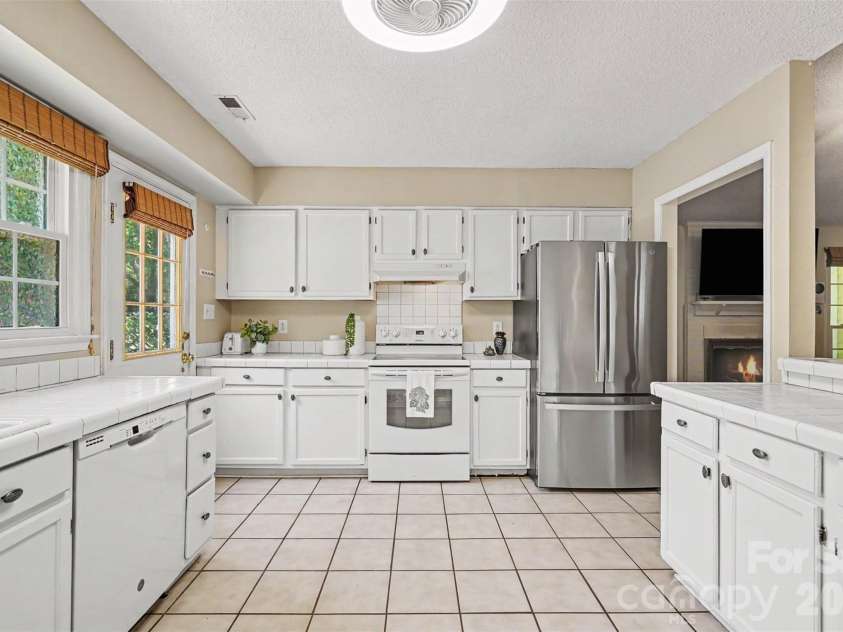 4300 Saxonbury Way, Charlotte, NC 28269.  MLS# CAR4384214, YatesRealty ID 38772. 